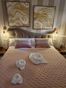 a bedroom with a large bed with two towels on it at Luxury Apartment fronte piscina Mareverde A&V Costa Adeje in Adeje
