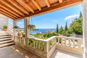 a balcony with a view of the ocean at Apartman Mirna in Sumartin