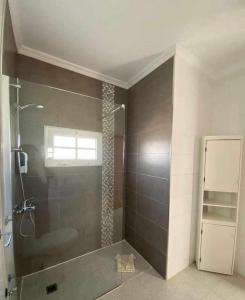 W łazience znajduje się prysznic i umywalka. w obiekcie El Olivar Caleta Mar w mieście Caleta De Fuste