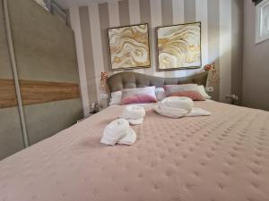 una camera da letto con un grande letto con asciugamani di Luxury Apartment fronte piscina Mareverde A&V Costa Adeje ad Adeje