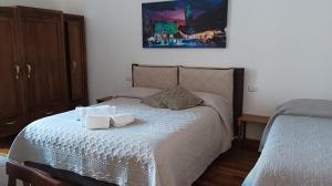 - une chambre avec un lit et 2 assiettes dans l'établissement Ice Alley Home Città Alta, à Bergame