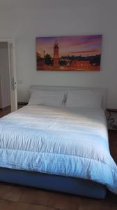 - une chambre avec un lit blanc orné d'une peinture murale dans l'établissement Ice Alley Home Città Alta, à Bergame