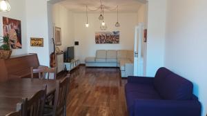 - un salon avec un canapé bleu et une table dans l'établissement Ice Alley Home Città Alta, à Bergame