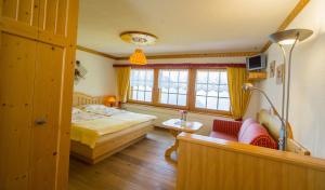 Postel nebo postele na pokoji v ubytování Alpenhotel zur Wildi Lauchernalp