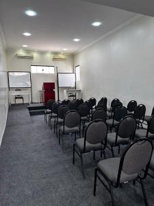 um quarto com um monte de cadeiras numa sala de aula em Nautillus Hotel na Parnaíba