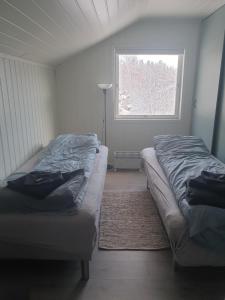 2 camas en una habitación con ventana en Holiday Rooms, en Gol