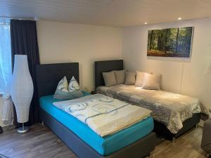 1 dormitorio con 2 camas y lámpara en Apartment Mette, en Mayen