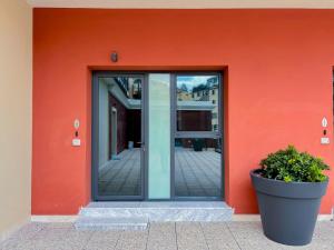 eine orangefarbene Wand mit einer Glastür an einem Gebäude in der Unterkunft Palazzo Del Porto in Genua
