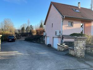 er staat een auto voor een huis geparkeerd bij Maison familiale avec terrain in Orchamps-Vennes