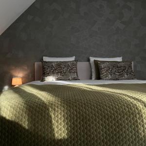 a bedroom with a large bed with a black wall at Fletcher Hotel-Restaurant Oud London in Zeist