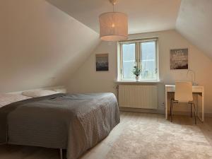 Viken的住宿－Gamla Viken, 150 qm, 3 bedroom, 6 beds，一间卧室配有一张床、一张书桌和一个窗户。