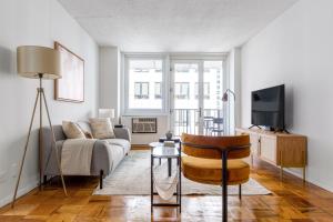 Μια τηλεόραση ή/και κέντρο ψυχαγωγίας στο Midtown 2BR w Gym Doorman nr Central Park NYC-507