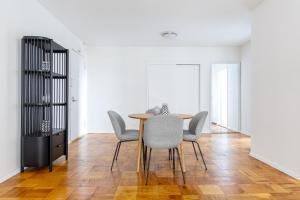 Φωτογραφία από το άλμπουμ του Midtown 2BR w Gym Doorman nr Central Park NYC-507 στη Νέα Υόρκη