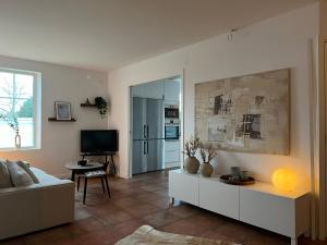 - un salon avec un canapé et une télévision dans l'établissement Gamla Viken, 150 qm, 3 bedroom, 6 beds, à Viken