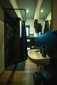 La salle de bains est pourvue d'un lavabo et d'un miroir. dans l'établissement Regis 2 Appartamenti Resort centro storico, à Chivasso