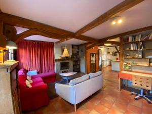 a living room with a couch and a table at Maison familiale centre Avignon in Avignon