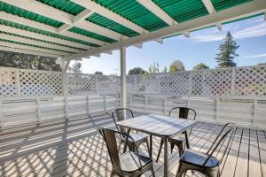 a patio with a table and chairs on a deck at Menlo Park 2br w parking ac nr dining tech SFO-1497 in Menlo Park