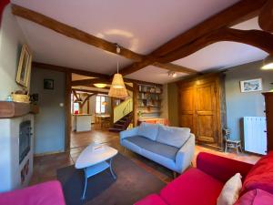 a living room with a couch and a table at Maison familiale centre Avignon in Avignon