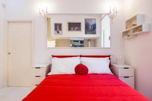 een slaapkamer met een rood bed en een rode deken bij Morghen Red Passion and Pop Art in Napels
