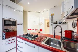 een keuken met witte kasten en een rood aanrecht bij Morghen Red Passion and Pop Art in Napels