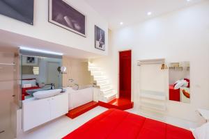 een badkamer met een rode loper en een rode deken bij Morghen Red Passion and Pop Art in Napels