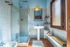 A bathroom at Amalfatah Tuerredda
