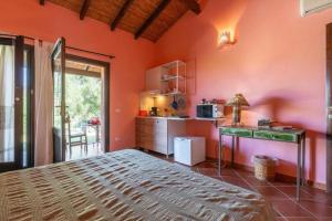 A kitchen or kitchenette at Amalfatah Tuerredda