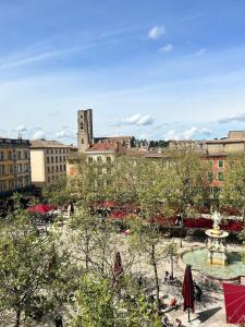 vistas a una ciudad con una fuente y edificios en O'mA Style, en Carcassonne