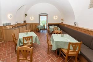TaioAgritur La Pieve的一间带2张桌子和柜台的用餐室