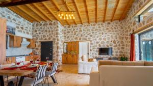 Villa Nazlısu في كاس: مطبخ وغرفة معيشة مع طاولة وكراسي