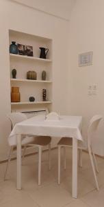 a white table and chairs in a room at HH_AMENTE5 in Molfetta