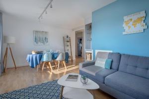 a living room with a couch and a table at Appart pour 4 en plein coeur de La Baule in La Baule