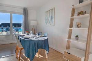 a dining room with a table and chairs and a window at Appart pour 4 en plein coeur de La Baule in La Baule +6 photos