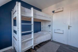 a bunk bed room with a white bunk bed at Appart pour 4 en plein coeur de La Baule in La Baule
