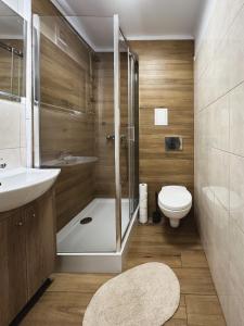 La salle de bains est pourvue d'une douche, de toilettes et d'un lavabo. dans l'établissement Kwadrat B&B Spiechowicza, à Rzeszów