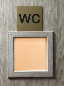 a picture frame with the word wc on it at Kwadrat B&B Spiechowicza in Rzeszów