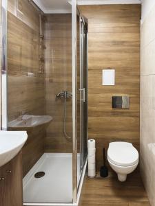 La salle de bains est pourvue d'une douche, de toilettes et d'un lavabo. dans l'établissement Kwadrat B&B Spiechowicza, à Rzeszów