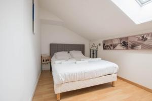 En eller flere senge i et værelse på Maison dans résidence calme + piscine à Pornic + 14 billeder