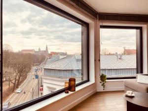 um quarto com uma grande janela com vista para a cidade em PANORAMA VIEW by Mint Apartment em Cracóvia