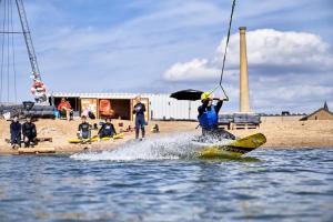 una persona en una tabla de surf de remo en el agua en Arena Assens en Assens