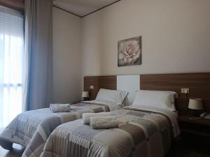 A bed or beds in a room at Hotel Mucciolini