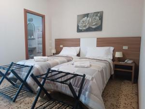 A bed or beds in a room at Hotel Mucciolini