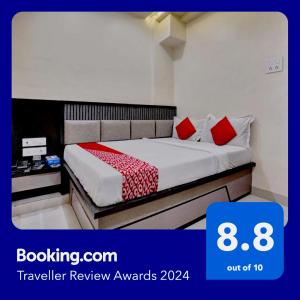 Habitación de hotel con cama con almohadas rojas en Hotel Dhiman Residency en Bombay