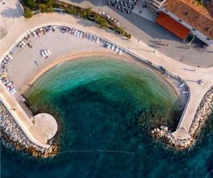 una vista aérea de una gran masa de agua en Apartments Ita - Postira en Postira