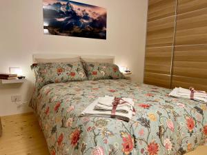 - une chambre avec un lit et 2 serviettes dans l'établissement Stella Delle Alpi by Holiday World, à Pinzolo