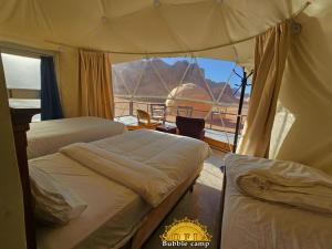 Um quarto com duas camas e vista para um barco. em Bubble Sofia Luxury Rum Camp em Wadi Rum mais 55 fotografias