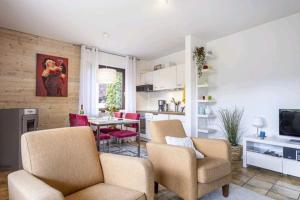 uma sala de estar com cadeiras e uma sala de jantar em Apartment mit Kamin-Sonnendurchflutet-Balkon em Winterberg
