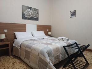 A bed or beds in a room at Hotel Mucciolini