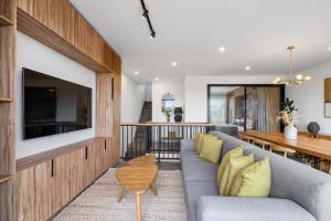 Μια τηλεόραση ή/και κέντρο ψυχαγωγίας στο Berawa Townhouse Unit 7 by Betterplace