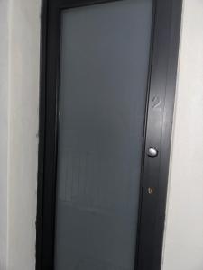 uma porta de vidro com o número nela em Marrakech rooms 2 em Catânia